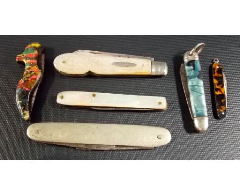 Six various folding pocket knives including one with silver blade and mother of pearl handle.