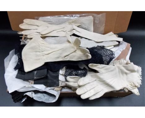 Quantity of vintage ladies gloves.