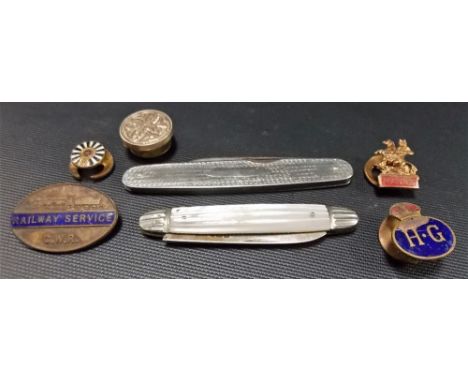 Gold faced button, together with a 'G.W.R. RAILWAY SERVICE' enamel badge, two pocket knives etc.