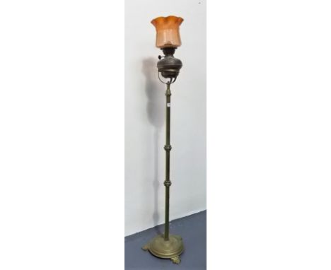 Early 20th Century brass telescopic standard oil lamp with peach blush etched glass shade