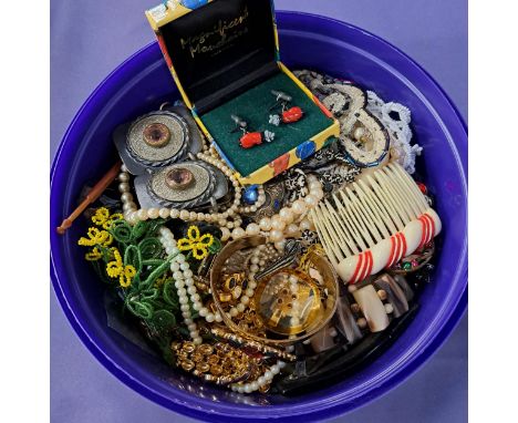 SELECTION OF VINTAGE COSTUME JEWELLERYincluding bangles, bracelets, simulated peals, necklaces, a pair of boxed golfing cuffl