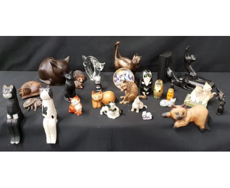 ASSORTMENT OF MODEL CATS AND OTHER ANIMALSincluding vintage Swedish glass circular cat, Italian Ernestine Salermo ceramic mon