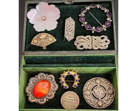 SELECTION OF VINTAGE BROOCHESincluding silver mounted Firmin button with fox engraving, silver celtic knot brooch, silver bro