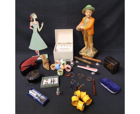SELECTION OF VINTAGE COLLECTABLESincluding a set of Otagiri fan shaped coasters in stand, a painted metal earring holder in t