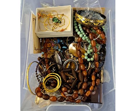 SELECTION OF COSTUME JEWELLERYincluding a jade coloured hardstone bead necklace, an amber coloured bead necklace, brooches, p