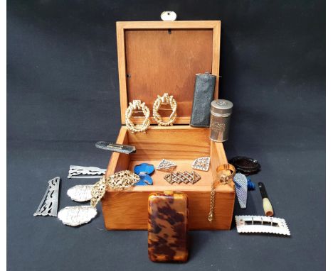 INTERESTING SELECTION OF VINTAGE COLLECTABLESincluding a tortoiseshell effect cigarette case, various belt buckles, a cheroot
