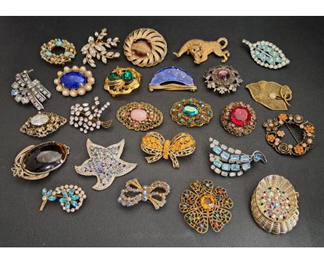 GOOD SELECTION OF TWENTY-FIVE VINTAGE BROOCHESmostly paste and crystal set, one by Miracle with amber effect panel