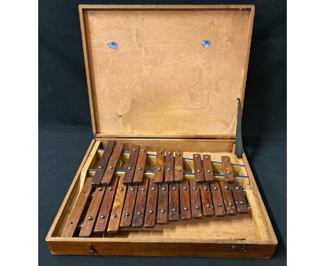 CASED VINTAGE XYLOPHONEwith single mallet