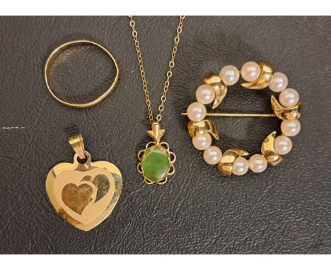 QUANTITY OF GOLD JEWELLERYcomprising of fourteen carat gold and jade pendant on chain; a nine carat gold and pearl wreath bro