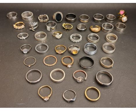 SELECTION OF SILVER AND OTHER RINGSincluding agate and enamel set examples, 1 box