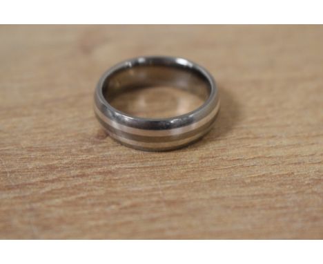 A gent's titanium banded wedding band, size T/U &amp; apprrox 5g