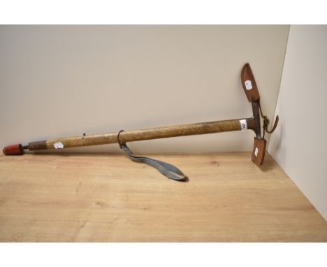 A vintage ice axe, measuring 78cm.Condition report - There are no marks present on this axe.
