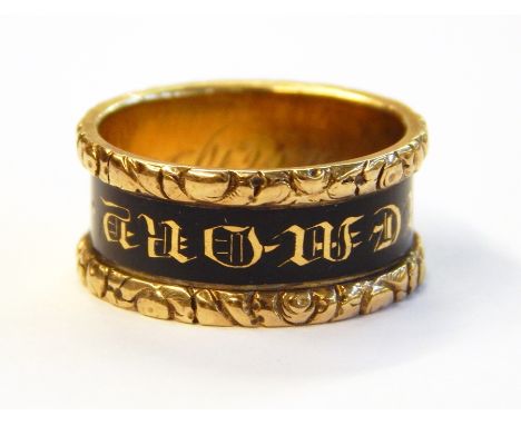 Victorian 18ct gold memorial ring with embossed floral border having central black enamel ring inscribed "In Memory of" and h