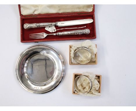 Pair of William IV silver handled child's christening knife and fork, London 1832, cased, pair of silver napkin rings, Cheste