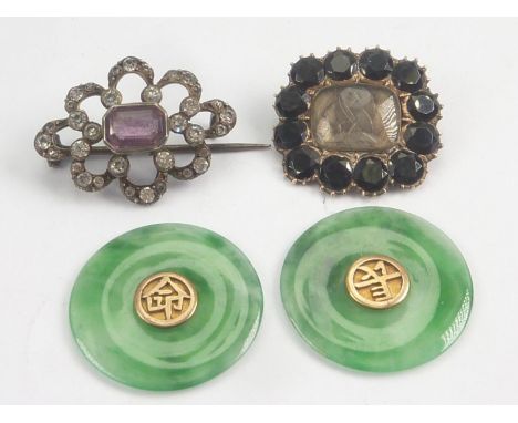 Georgian gold and onyx mourning brooch, another paste and two Chinese jadeite discs with gold centres and a mosaic brooch. (5