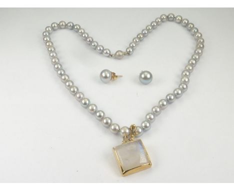 Single row necklace of grey cultured pearls with labradorite set drop in 18ct gold, with pearl.Condition report:Please note t