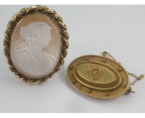 Gold oval brooch with beaded edges and a cameo brooch. (2). 