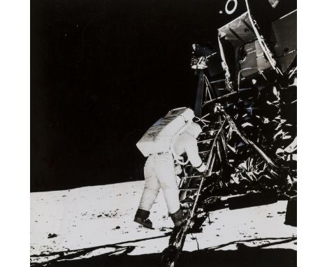 ** Apollo 11.- Armstrong (Neil) Buzz Aldrin standing by the Solar Wind Collector in front of the Lunar Module; Buzz Aldrin de