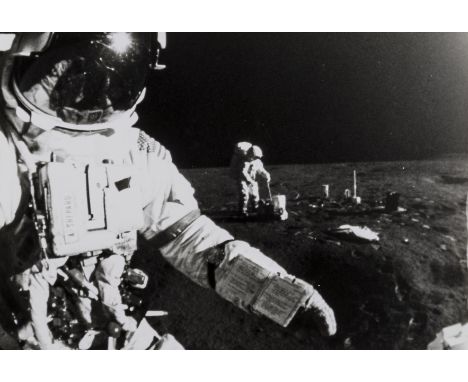** Apollo 14.- Mitchell (Edgar) Alan Shepard holds the U.S. flag; Double portrait of Alan Shepard and Edgar Mitchell taken by