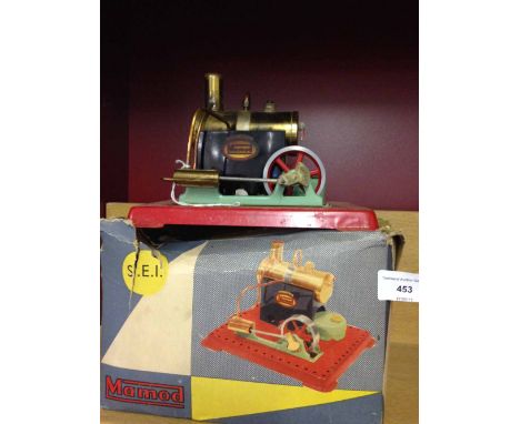 A boxed Mamod SE1 stationary steam engine.
