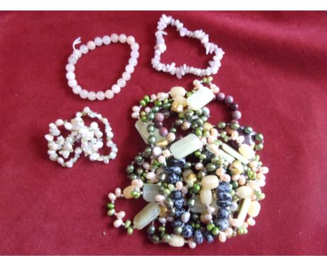 Necklace's + Bracelet's- Pearl and freshwater pearl necklace's and bracelet's in excellent condition (7-Item) in a wooden box