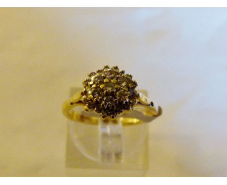 18 ct gold vintage diamond cluster ring with approx. 0.75 ct of diamonds. Size M.