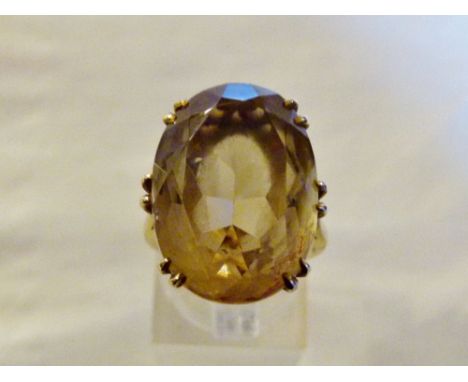 9 ct gold large smoky quartz ring. Size M. 7.7g.