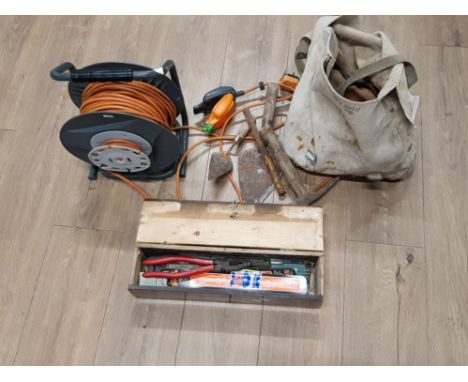 A CANVAS BAG CONTAINING STONE MASONRY TOOLS AN EXTENSION LEAD AND OTHER TOOLS