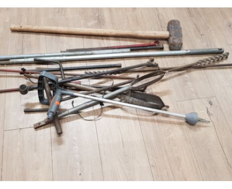 A QUANTITY OF TOOLS TO INCLUDE A SLEDGEHAMMER AUGER BITS ETC