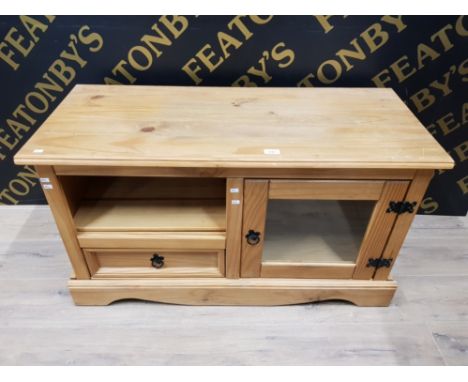 A MEXICAN CORONA PINE TV STAND WITH ADJUSTABLE SHELF SHORT DRAWER AND GLAZED DOOR 106 X 59 X 34.5CM