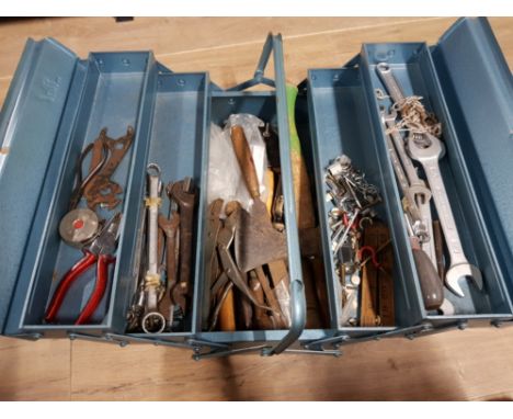 VINTAGE CANTILEVER TOOLBOX CONTAINING A MIXTURE OF HAND TOOLS INCLUDING SPANNERS, CHISELS AND AXE ETC