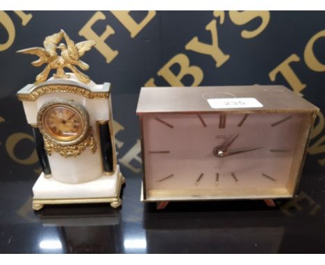 A SMITHS TEMPORA 400 DAY BRASS TABLE CLOCK TOGETHER WITH A REPRODUCTION FRENCH STYLE MANTLE CLOCK 15.5CM HIGH