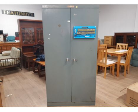 A GREY PAINTED METAL TWO DOOR TOOL CUPBOARD WITH FOUR AJUSTABLE SHELVES 91.5CM WIDE 179.5CM HIGH 46CM DEEP