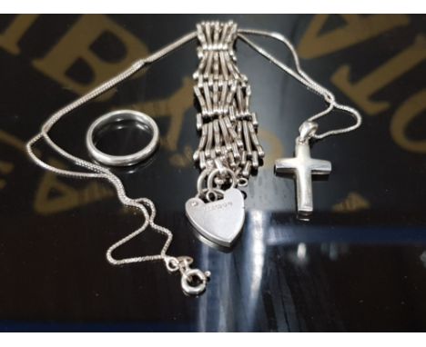 A SILVER GATE LINK BRACELET WITH HEART SHAPED CLASP HALLMARKED A SILVER CRUCIFIX AND CHAIN STAMPED 925 AND A WHITE METAL RING