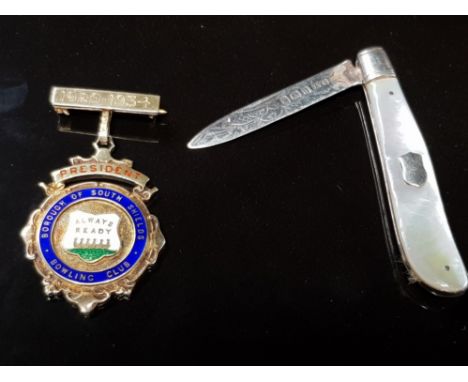A GEORGE VI SILVER GILT AND ENAMEL PRESIDENT OF THE BOROUGH OF SOUTH SHIELDS BOWLING CLUB BADGE BY FATTORINI AND SONS BELONGI