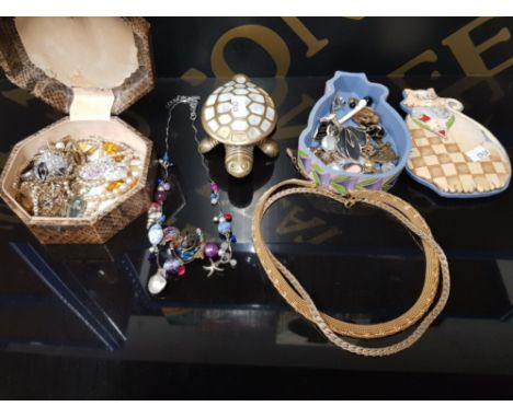 A QUANTITY OF COSTUME JEWELLERY TO INCLUDE NECKLACES EARRINGS AND A BRASS AND MOTHER OF PEARL ASHTRAY IN THE SHAPE OF A TORTO