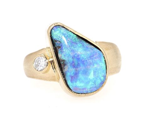 
Ring in 750er Gold mit einem Opal und einem Brillant 

Material: 750 Gelbgold
Diamanten: 1 Brillant, ca. 0,08 ct, Reinheit: 