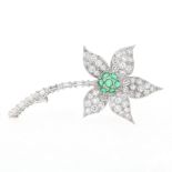 Brosche in 750er Gold mit Brillanten, Diamanten und Smaragden