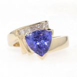 Ring in 585er Gold mit einem Tansanit und Diamanten