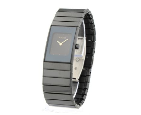 
Rado Diastar Keramik Armbanduhr 

Material: Keramik
Maße: Breite 19,1 mm, Länge 17 cm
Beschreibung: zusätzliches Element, di