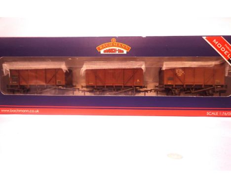 Bachmann 38-160V set of three internal user vent vans, Modelzone exclusive. P&amp;P Group 1 (£14+VAT for the first lot and £1