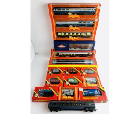 16x Hornby &amp; Bachmann Coaches &amp; Wagons. P&amp;P Group 3 (£25+VAT for the first lot and £5+VAT for subsequent lots) 