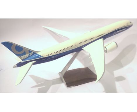 Large display model aircraft of a Boeing 787 Dreamliner by Pacific Miniatures USA presentation gift from Boeing L: 60 cm span