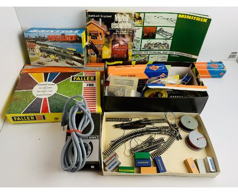 Good Selection of N Gauge Accessories. P&amp;P Group 3 (£25+VAT for the first lot and £5+VAT for subsequent lots) 
