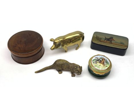 A group of collectables, comprising a novelty brass vesta, modelled in the form of a pig, L8.5cm, a small brass model of an o