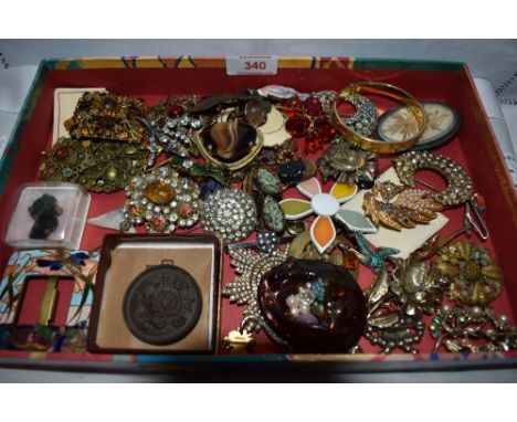 A tray of costume jewellery brooches etc including vintage, enamelled, diamante, ceramic etc