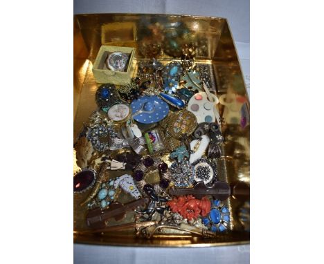 A selection of vintage and later costume brooches including Coalport plate, cats, violin, cherubs etc