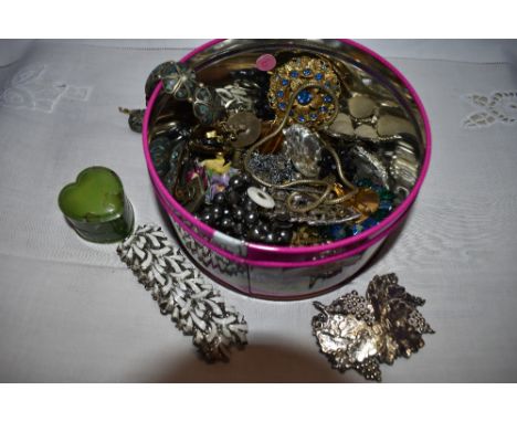 A small selection of vintage and modern costume jewellery including crystal pendant etc