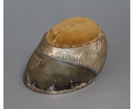 An Edwardian silver mounted horses hoof pin cushion, Latham &amp; Morton, Birmingham, 1909, height 8cm.