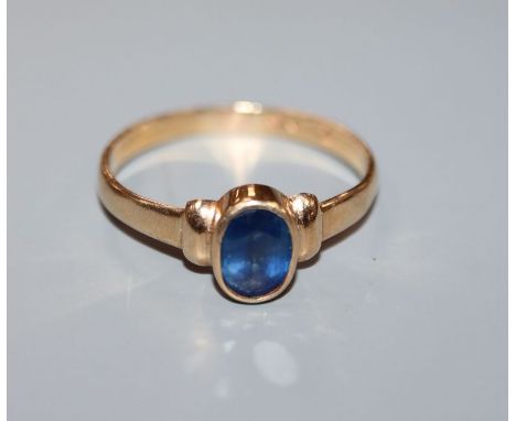 An 18k and solitaire sapphire ring, size R.